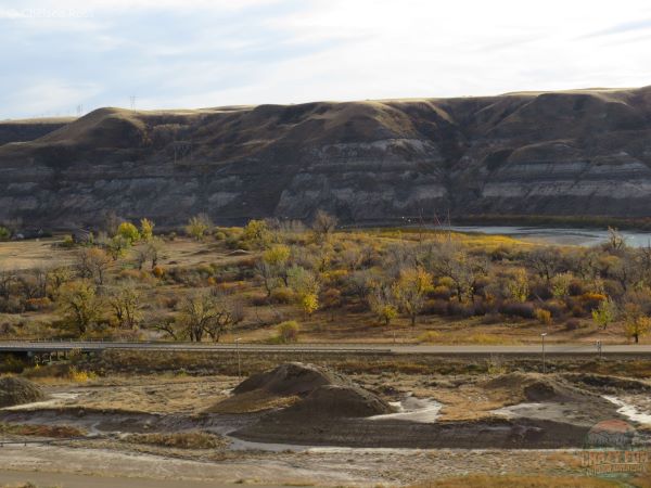 Looking at the gorgeous fall colours from the top of Hoodoo Trail. One of the best Drumheller Hikes.